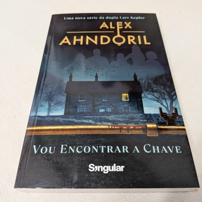 Livro Vou Encontrar a Chave de Alex Ahndoril com capa azul escuro e imagem de casa