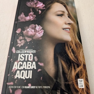Capa de livro 'Isto Acaba Aqui' de Colleen Hoover com foto de mulher e flores