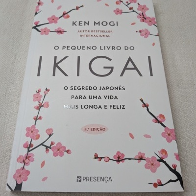 Capa do livro O Pequeno Livro do IKIGAI com flores cor-de-rosa e texto em português