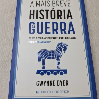Capa de livro A Mais Breve História da Guerra com ilustração de cavalo de madeira e texto em azul e preto