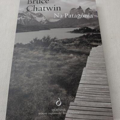 Capa do livro Na Patagônia de Bruce Chatwin com paisagem natural em preto e branco