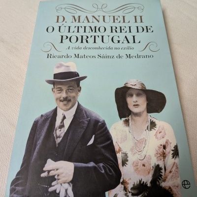 Capa de livro sobre D. Manuel II, O Último Rei de Portugal, com imagem de homem e mulher vintage