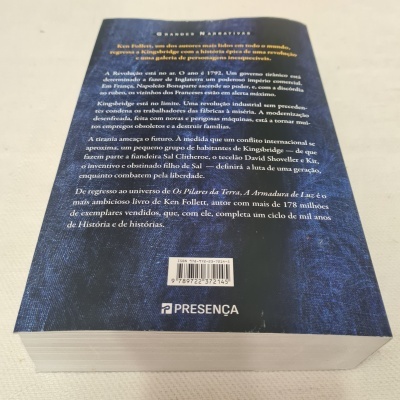 Capa traseira de livro azul com texto e código de barras