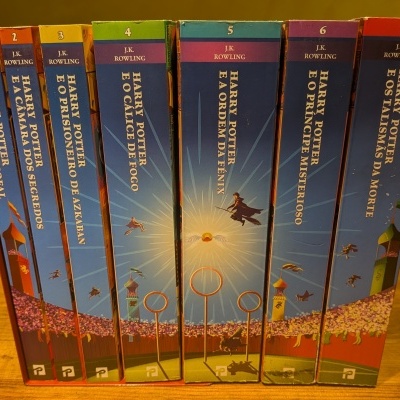 Coleção de livros Harry Potter volumes 1 a 7 em português com capas ilustradas.