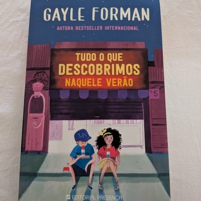 Capa do livro Tudo o que descobrimos naquele verão de Gayle Forman com ilustração de dois jovens a comer gelados.