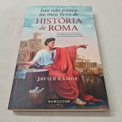 Capa de livro sobre história de Roma com ilustração de figura romana e texto