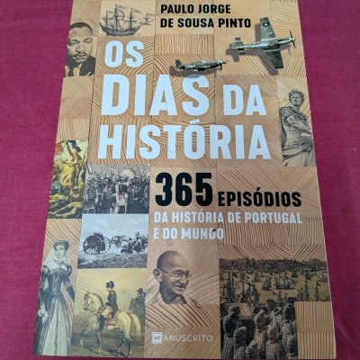 Capa do livro Os Dias da História com imagens históricas, padrão de madeira e aviões em miniatura.