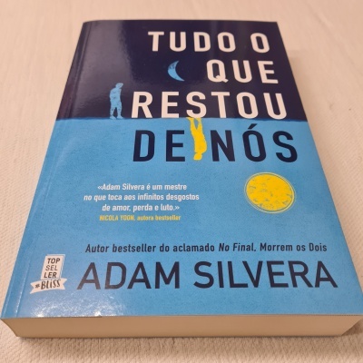 Capa de livro azul e preta 'Tudo o Que Restou de Nós' de Adam Silvera