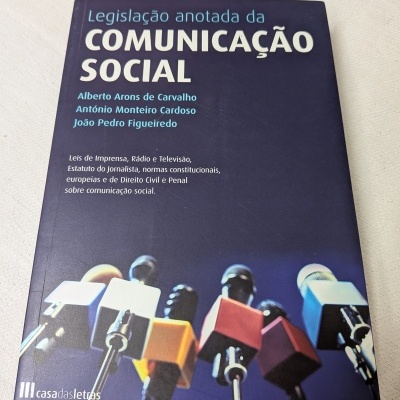 Livro sobre comunicação social com microfones coloridos na capa