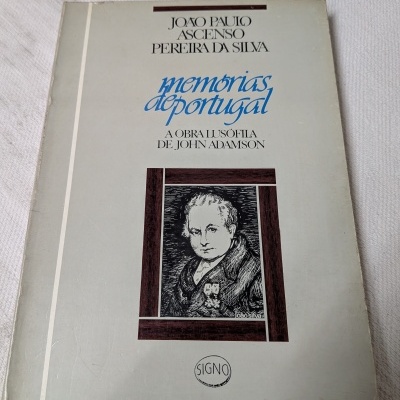 Capa de livro Memórias de Portugal com imagem a preto e branco e texto em preto e azul