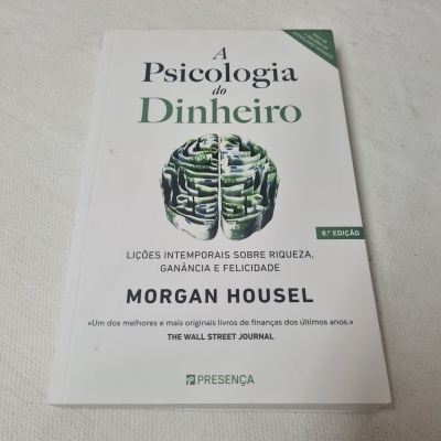 Capa de livro 'A Psicologia do Dinheiro' com ilustração de cérebro labirinto e texto em português.