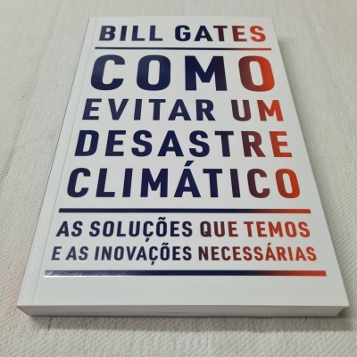 Livro 'Como Evitar um Desastre Climático' de Bill Gates sobre tecido branco
