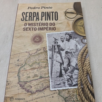 Capa de livro com título, mapa antigo e imagem histórica