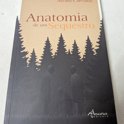 Capa de livro Anatomia de um Sequestro com árvores e figuras humanas em silhueta