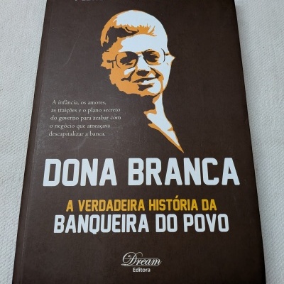 Livro Dona Branca com capa marrom e texto em branco e amarelo
