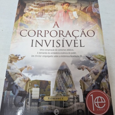 Capa do livro A Corporação Invisível com autores Luís Sítima & Hugo V. Costa e selo 10 anos