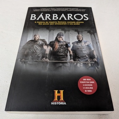 Capa do livro BÁRBAROS com três guerreiros em destaque e texto sobre invasão de Roma