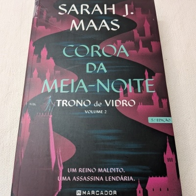 Capa de livro Coroa da Meia-Noite Trono de Vidro Volume 2 com castelos roxos e preto