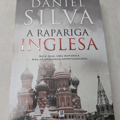 Livro A Rapariga Inglesa de Daniel Silva com imagem da catedral de São Basílio.