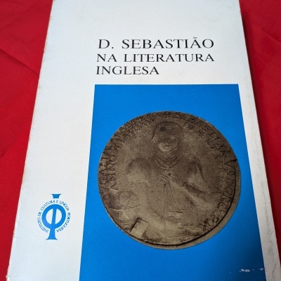 Capa de livro branca e azul com imagem de medalha e texto D. SEBASTIÃO NA LITERATURA INGLESA