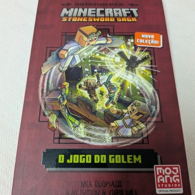 Livro Minecraft Stonesword Saga O Jogo do Golem com capa vermelha e personagens ilustrados