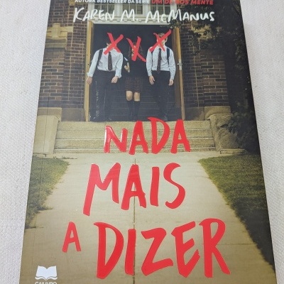 Capa de livro escolar com jovens e texto em vermelho