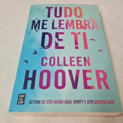 Livro 'Tudo Me Lembra de Ti' de Colleen Hoover com capa azul claro e letras coloridas