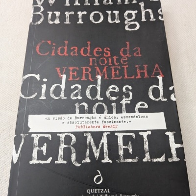 Capa de livro Cidades da noite Vermelha de William S. Burroughs
