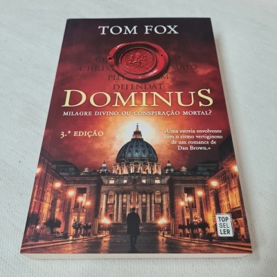 Capa do livro 'Defendat Dominus' de Tom Fox com imagem de edifício iluminado à noite.