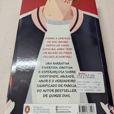 Parte traseira de livro com ilustração e texto, etiqueta de preço Auchan, selo Penguin Random House e código de barras.