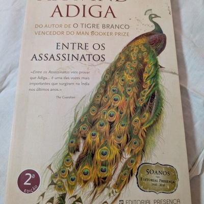 Capa de livro com pavão e texto em português