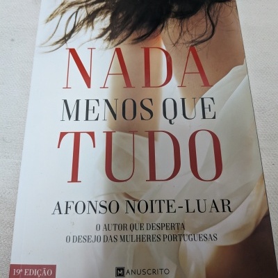 Capa de livro NADA MENOS QUE TUDO de Afonso Noite-Luar com imagem de mulher de blusa branca.