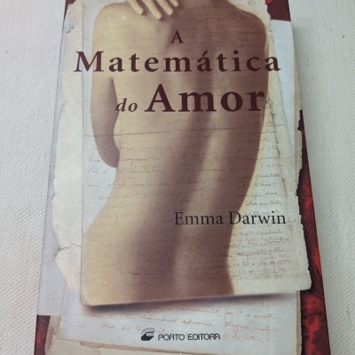 Capa de livro A Matemática do Amor com silhueta e texto em papel envelhecido