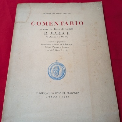 Livro antigo COMENTÁRIO à obra de Ester de Lemos D. MARIA II de 1954
