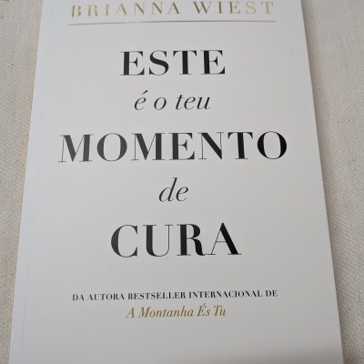 Livro ESTE é o teu MOMENTO de CURA de Brianna Wiest numa capa branca.
