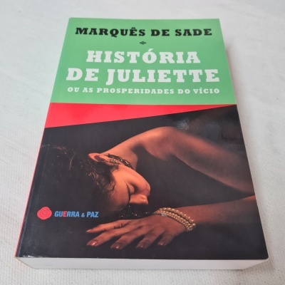 Capa do livro História de Juliette com imagem de mulher e texto verde e preto