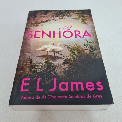 Capa do livro 'A SENHORA' de E L James com imagem de dois cisnes num lago e texto em rosa