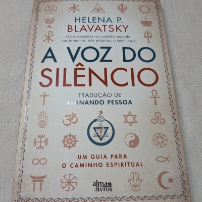 Capa do livro A Voz do Silêncio de Helena P. Blavatsky com vários símbolos espirituais.