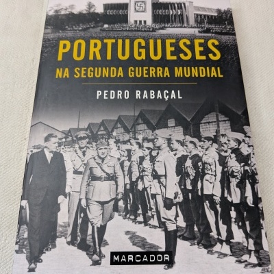 Capa de livro com soldados e símbolo nazista ao fundo
