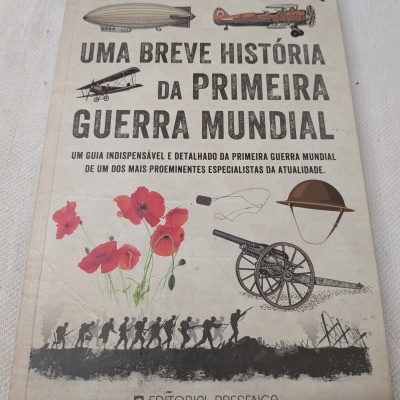 Capa de livro Uma Breve História da Primeira Guerra Mundial com ilustrações históricas de guerra