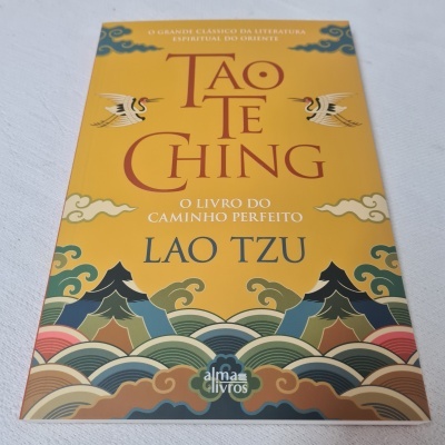 Livro Tao Te Ching de Lao Tzu com capa amarela e ilustrações coloridas
