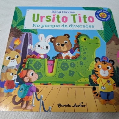 Capa colorida de livro infantil Ursito Tito no parque de diversões