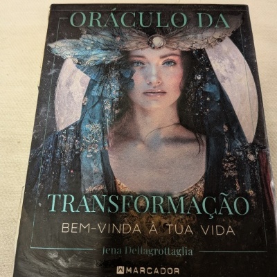 Caixa caixa de oráculo da transformação com imagem de mulher e texto em verde e branco