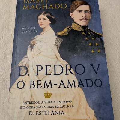 Capa de livro D. Pedro V O Bem-Amado com ilustrações de um casal histórico