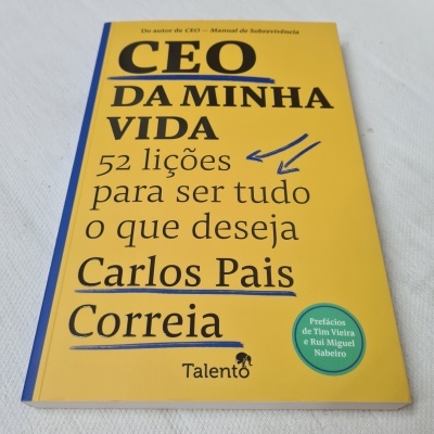 Capa de livro amarela com texto em preto e azul, título grande e círculo verde com nomes