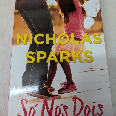 Capa de livro com adulto e criança de costas e texto Nicholas Sparks Só Nós Dois