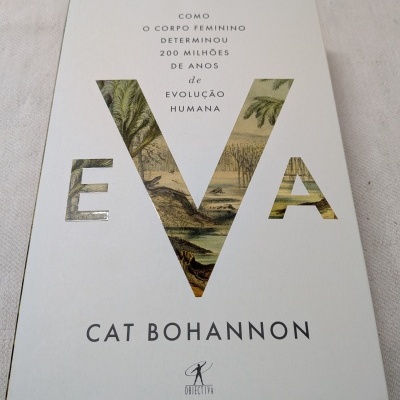 Capa do livro Eva de Cat Bohannon com letras recortadas e imagem de paisagem