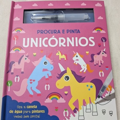 Capa cor-de-rosa de livro infantil com unicórnios e caneta de água embutida