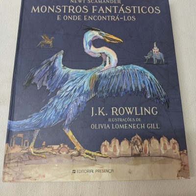 Capa de livro azul com ilustração de um pássaro e texto em dourado