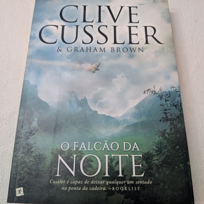 Capa de livro O Falcão da Noite com montanhas e floresta